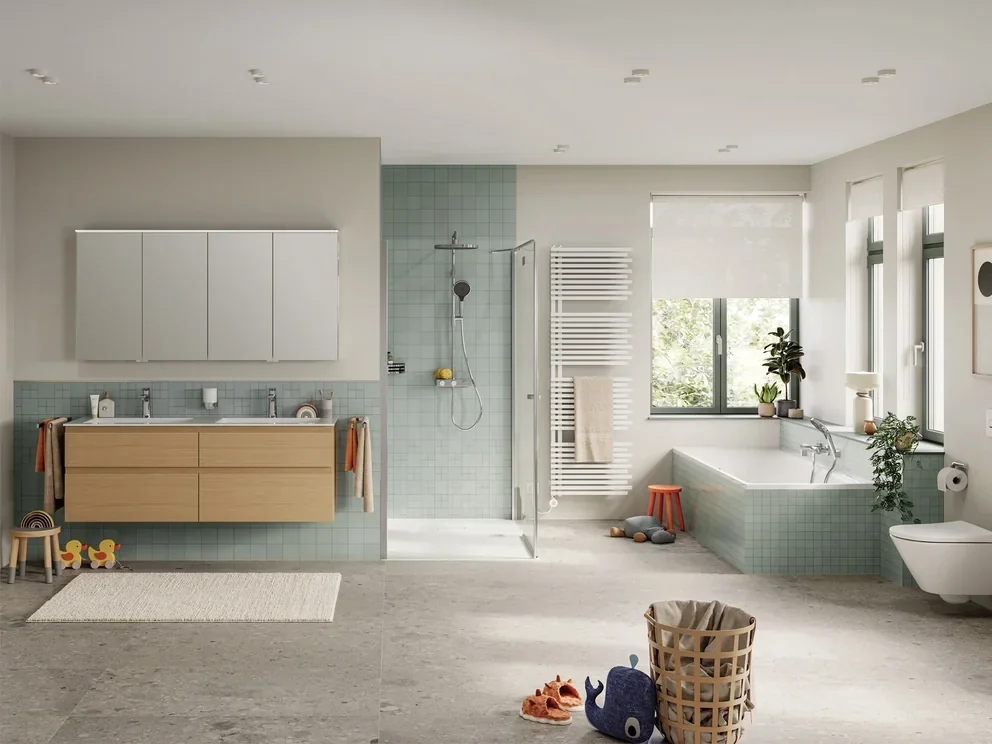 Barrierefreies Badezimmer mit bodengleicher Dusche und stufenfreiem Zugang.